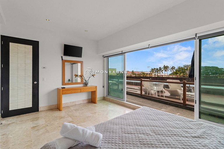4BR Marina Ocean-View Above Casino 2 Suites