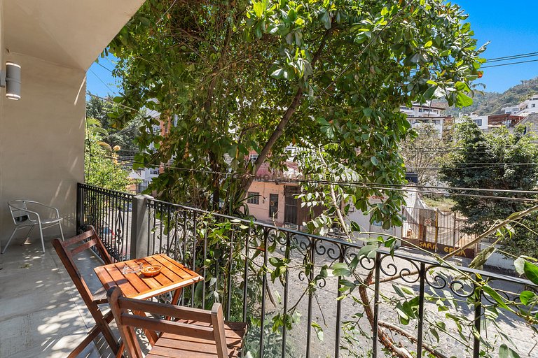 Stunning one-bedroom, 1.5Bath in the Romantic Zone