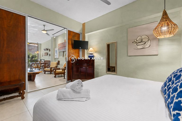 Stunning one-bedroom, 1.5Bath in the Romantic Zone