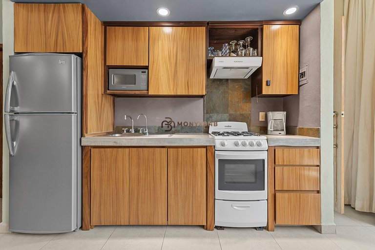Stunning one-bedroom, 1.5Bath in the Romantic Zone