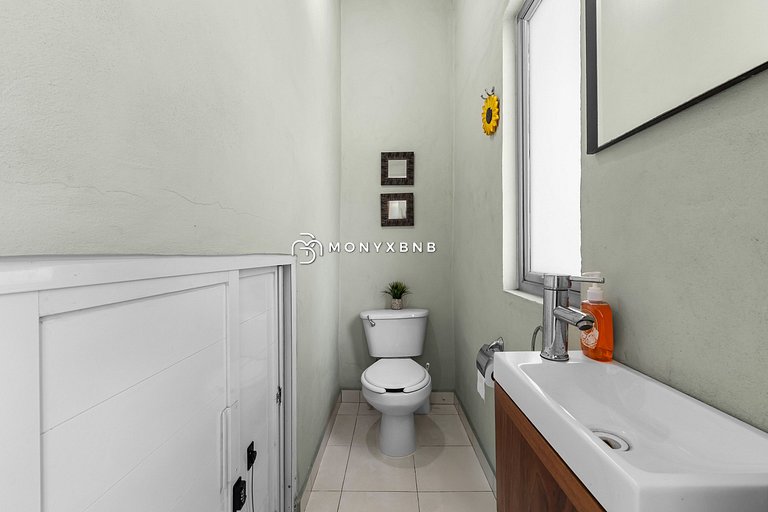 Stunning one-bedroom, 1.5Bath in the Romantic Zone