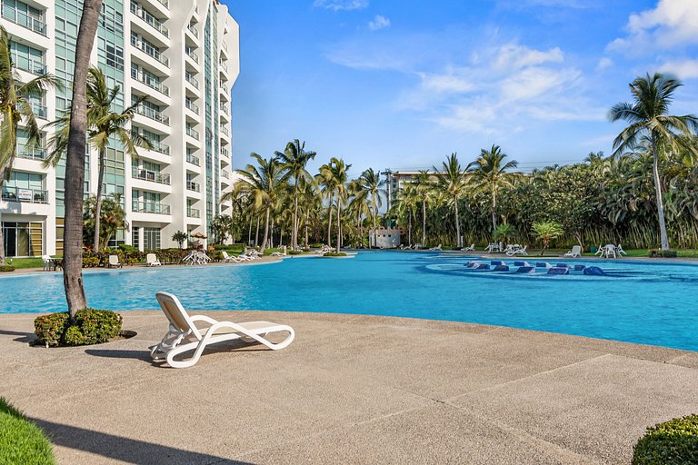 Experience luxury: Vidanta, beach, and pool by Monyxbnb