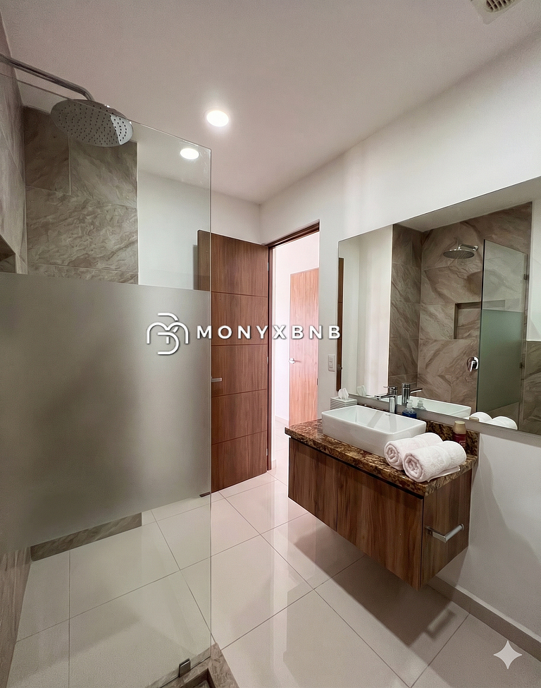 Zoho Skies, 3 bedrooms, 2 bathrooms with rooftop pool