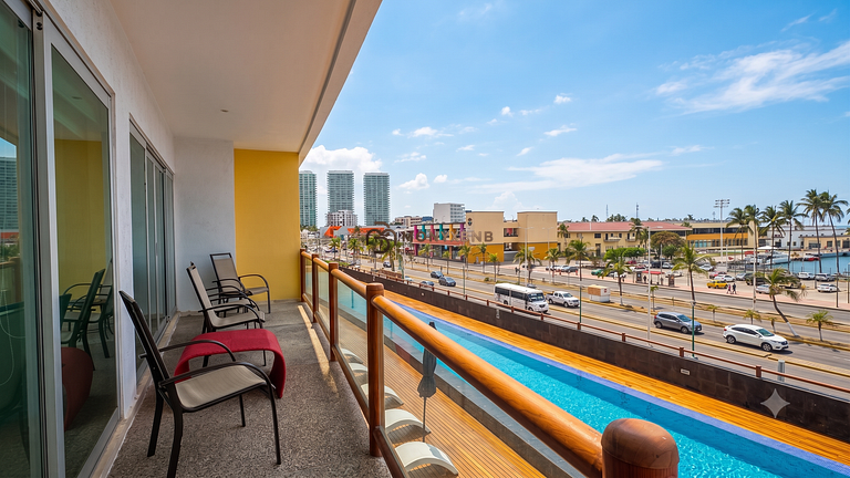 Deck12 premium Pool Stay by Monyxbnb