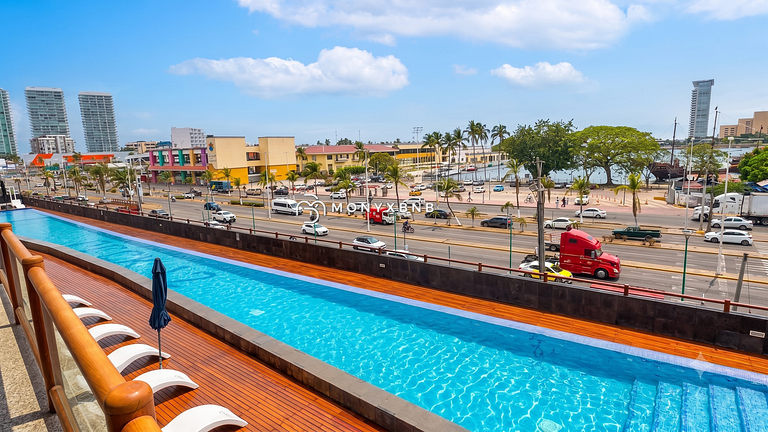 Deck12 premium Pool Stay by Monyxbnb
