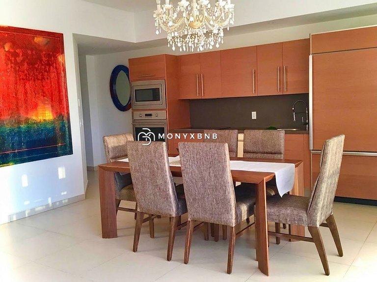 Icon Beachfront Retreat, 5-Star Pool & Club Access