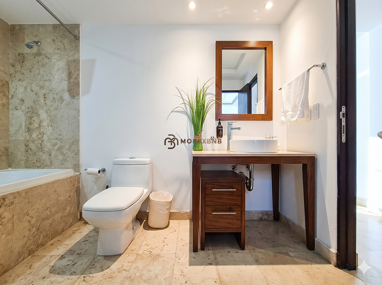 Icon Beachfront Retreat, 5-Star Pool & Club Access