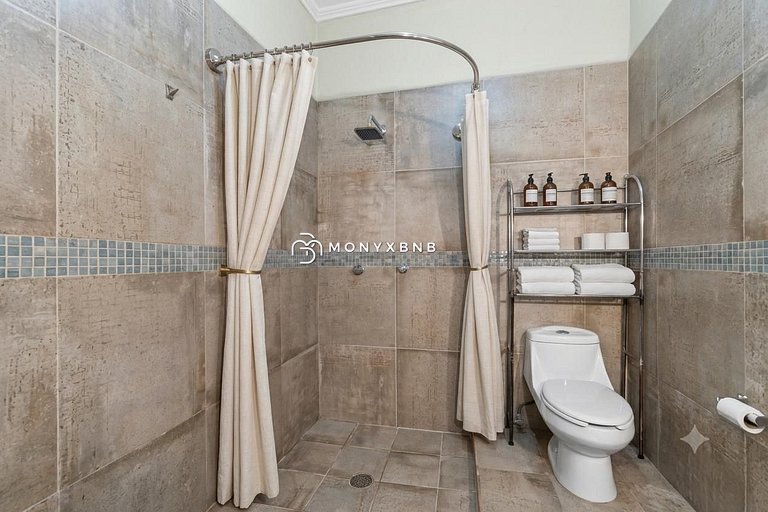 Stunning one-bedroom, 1.5Bath in the Romantic Zone