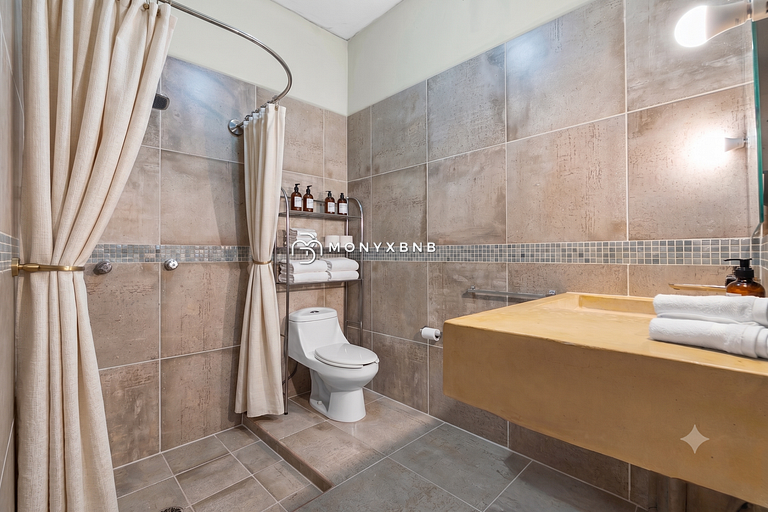 Stunning one-bedroom, 1.5Bath in the Romantic Zone