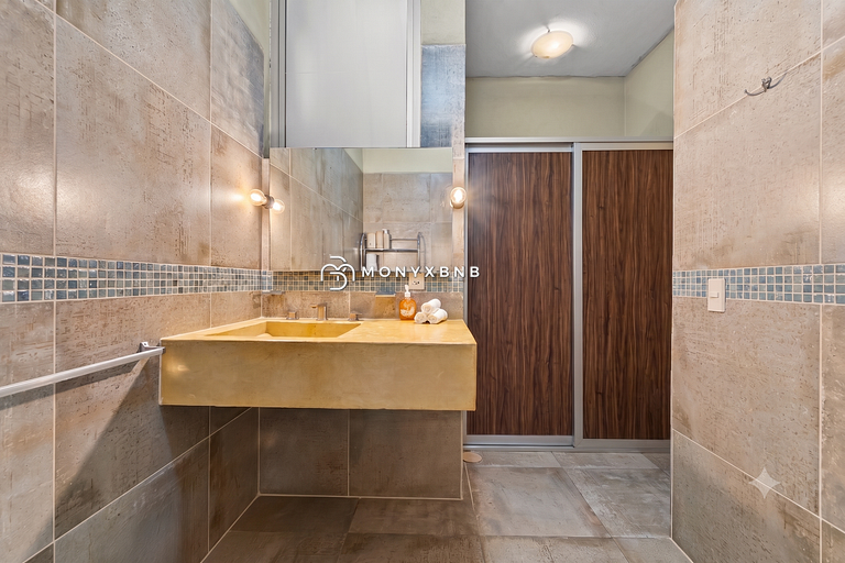Stunning one-bedroom, 1.5Bath in the Romantic Zone