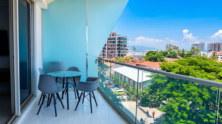 Icon Beachfront Retreat, 5-Star Pool & Club Access