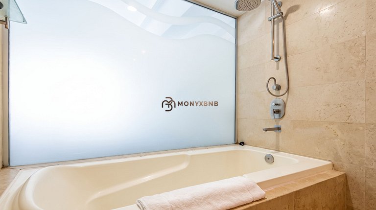 Icon Beachfront Retreat, 5-Star Pool & Club Access