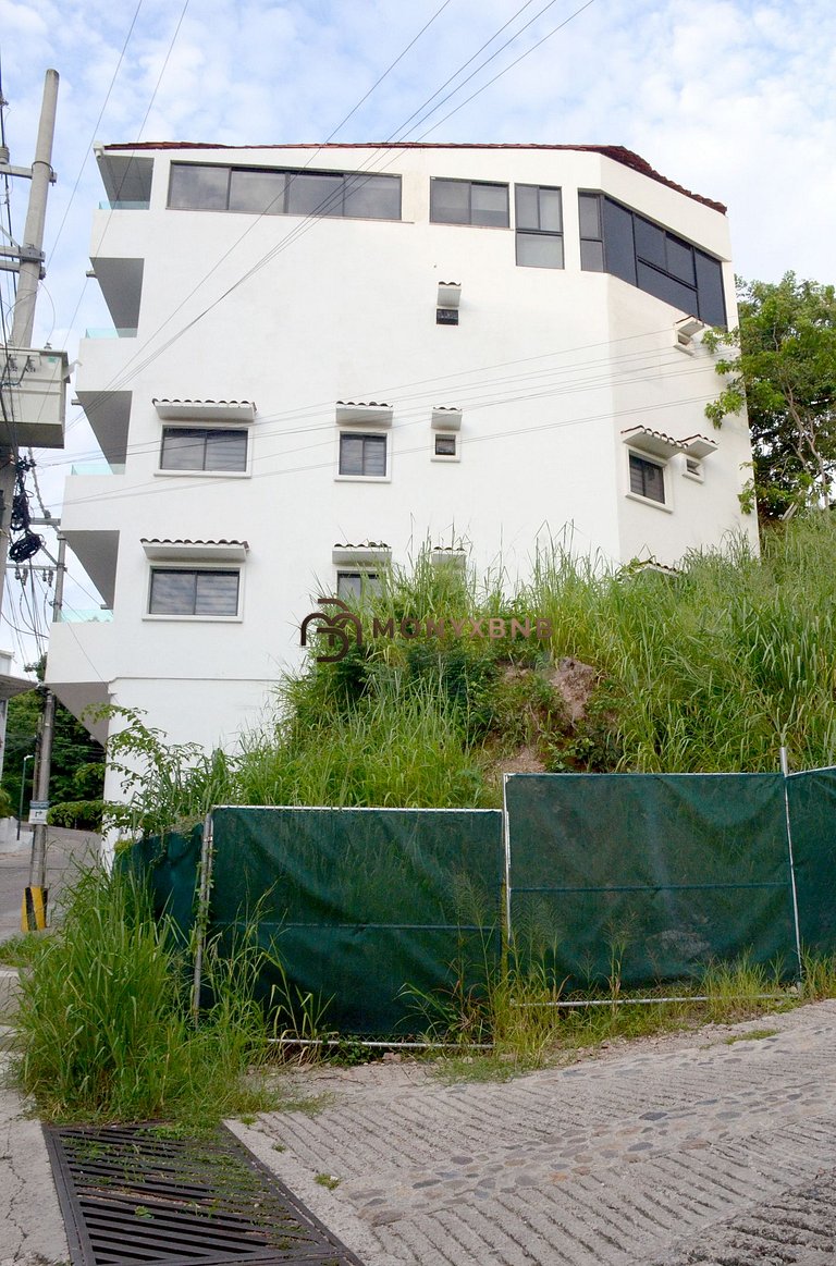 Allende Heights: 1BR Oasis w/ Rooftop Pool