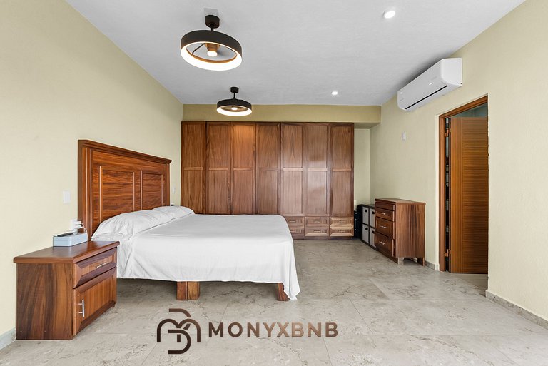 The Malecon Penthouse Block to Beach & Sea