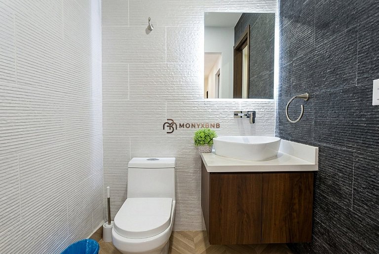 Allende Heights: 1BR Oasis w/ Rooftop Pool